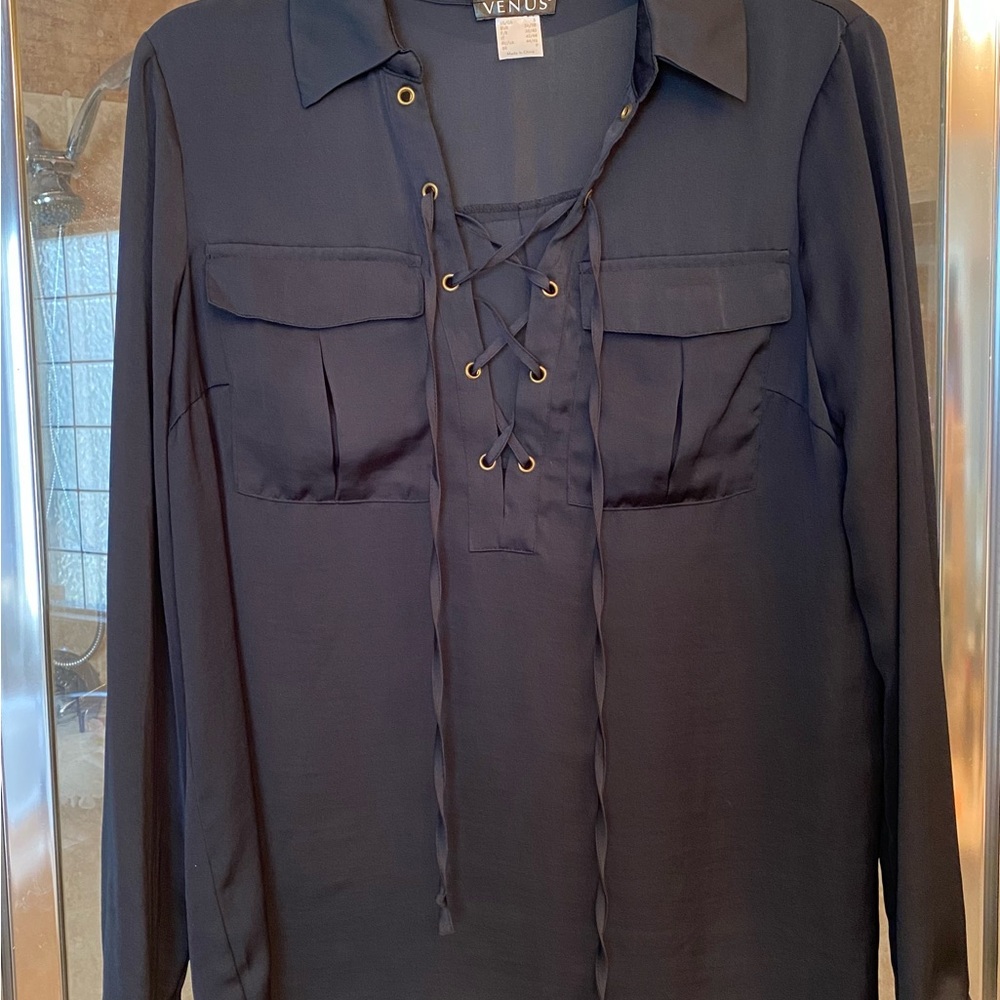 VENUS NWOT Button-Front Shirt with Collar